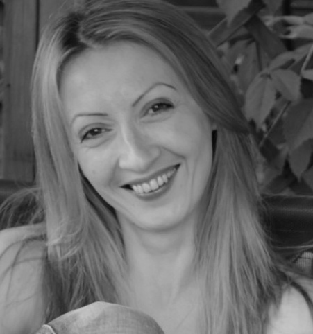 Romanian-born (no association with vampires). Compulsive #reader. Big #dreamer. Optimist.