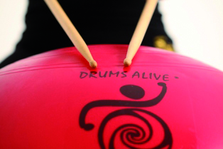 Drums Alive ® the brand new program! Feel the experience of pulsating rhythms, dynamic movements and powerful percussions in your workout.