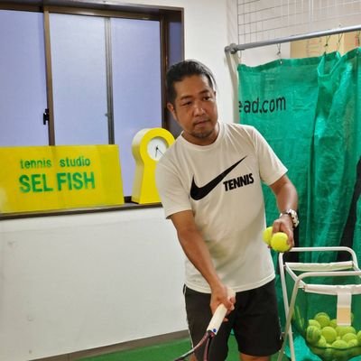 兵庫・尼崎tennis studio SELFISH代表／テニスコーチ歴20年超／年齢・性別関係なく、正しいオープンスタンスでテニスが変わる／胸椎と股関節が超大事／正しい姿勢で簡単プロネーション／TGK238.1＆GRAVITY TOUR使用中／元JOPランカー／1998年よりTEAM HEAD／７事業所運営中