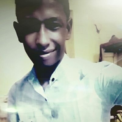 اخط حروف شوقي ثم امحو💜مخافة ان يرى احد جنوني❤
واغفو كي اراك وحين اصحو💜اداري ظل طيفك في عيوني❤