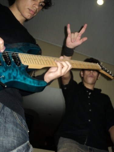 Sao paulino , palhaço , as vezes bobo , determinado , sonhador , guitarrista , iron maiden , metallica \o/  eee asssim vai rsrs