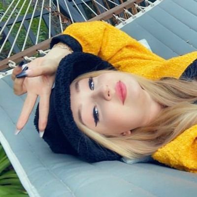 hillside_bea's profile picture. 💚
 ella/la - she/her