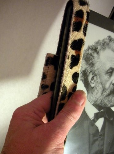 Patent pending IT-grip is a fashionable, functional and comfortable grip for digital readers.
