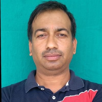 A teacher that teaches Physics to his students by experiments and explaining theories.