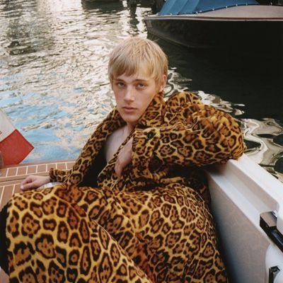 Capharna0m's profile picture. 𝑱𝒆 𝒎𝒆 𝒔𝒐𝒖𝒗𝒊𝒆𝒏𝒔 𝒅𝒆𝒔 𝒔𝒐𝒊𝒓𝒔 𝒍𝒂 𝒃𝒂𝒔, 𝒆𝒕 𝒅𝒆𝒔 𝒔𝒑𝒓𝒊𝒏𝒕𝒔 𝒈𝒂𝒈𝒏𝒆𝒔 𝒔𝒖𝒓 𝒍'𝒆𝒄𝒖𝒎𝒆.