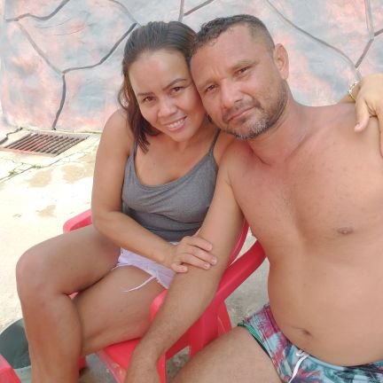 casal em busca de uma amiga para trisal