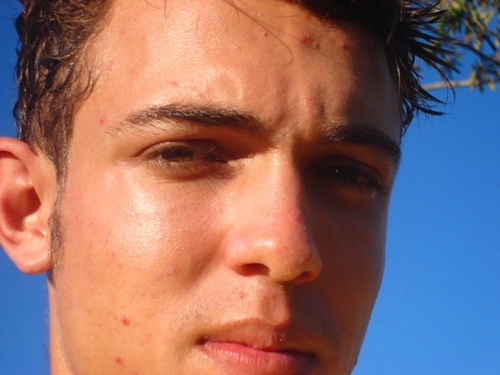 ivankley_'s profile picture. As circunstâncias entre as quais você vive determinam sua reputação. A verdade em que você acredita determina seu caráter. Que Deus abençoe a todos.