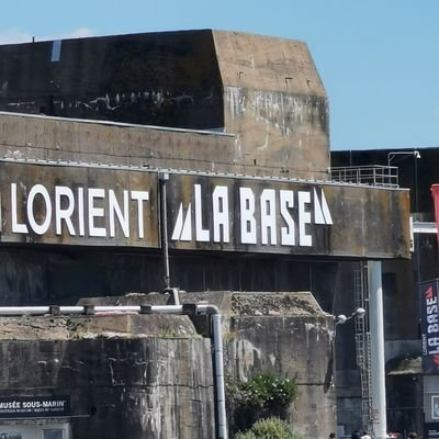 Maire de Lorient. 1 ovule fécondé par Fabien Grodard & on a choppé la mairie de la ville aux 5 ports. Roi du Dancefloor et de la buvette pendant le FIL.
