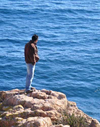 …Surgí entre la espuma salada que golpea la roca… junto al mar