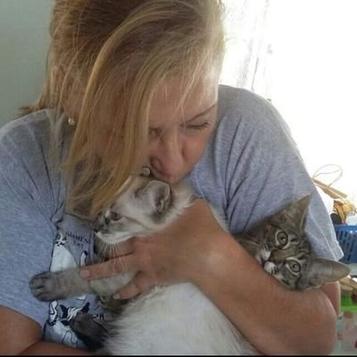 gloriacasar's profile picture. 