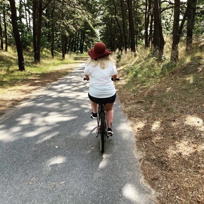 CoryKeshen's profile picture. 🐶🐱🐱🐱 veterinary nurse, cat person