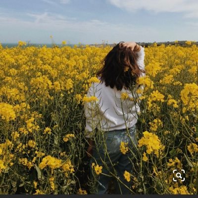 طبيبة أسنان 👩🏻⚕️🦷 والغناء متنفسي🎶🎤 كلما قُلنا يئسنا قالت الآمال كلا ..فغداً تشرق شمسٌ والأماني تتجلى !