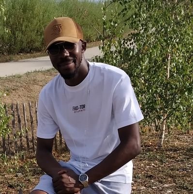 Un Homme n'est vieux que quand les regrets ont pris chez lui la place des rêves
Face : Lyno Skeezy Ndong nkoulou III
IG : Skeezy_lyno Snap : lyno12