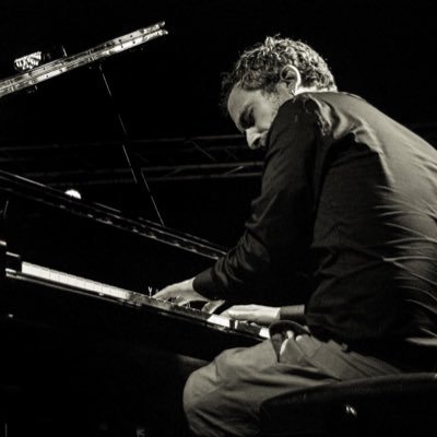 Escribo canciones, las toco al piano. También tengo Instagram.