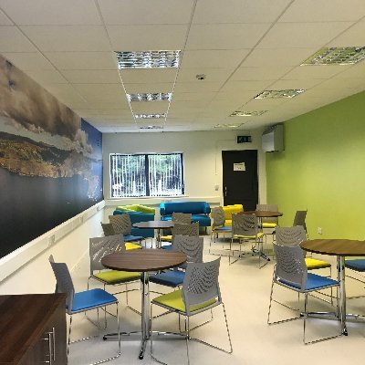 Cian-oibriú agus deascanna chomh maith le hoigifí ar fáil. Shared co-working and remote working space available. Units from 400sq.ft. up to 1000sq.ft