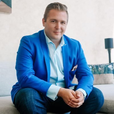 I support experts & influencers to show up confidently while creating a business they love