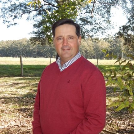 Casado, 3 hijos, Ciudadano Colorado. Productor Rural, Directivo de Soc. Productores de Leche de Florida.