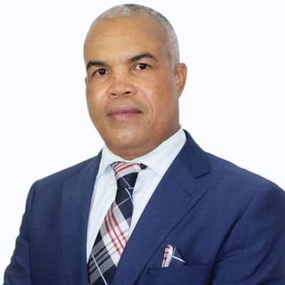Ingeniero Industrial y Mecánico con especialización en diseño, Instalación y mantenimiento de sistemas eléctricos de media y baja tensión. Presidente del Codia.