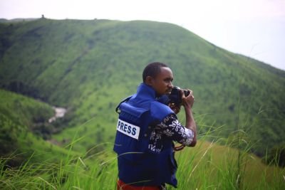 Je suis un journaliste photographe mais aussi Reporteur,ma nationalité congolaise.