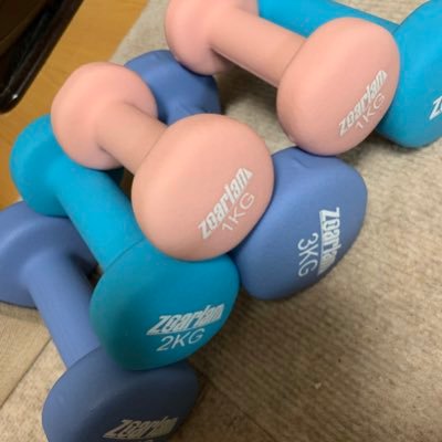 Twitterのアカウント作ったものの使い方がよくわからず今まで放置。今更ながらのデビュー。人生折り返し地点過ぎてからの初ガチダイエットに成功。運動ゼロの人生から体動かさないと気持ち悪い生活に💪ジム通い、筋トレが日課。プラス最近柔術をはじめました。少しずつ面白くなってきたところ。