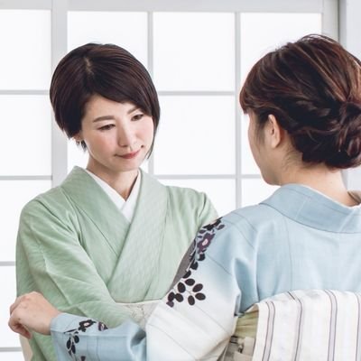 着付け師。日常のつぶやきが大半、着付けに役立つtweetは少なめ。
おいしいものときものが好き。
「着崩れない・美しい」は大前提として、それぞれの着物との関わり方を大切に「着たい」を叶えます｡
お問い合わせ→ info@hirari-kitsuke.net
📷Instagram→@hirari_kyoto