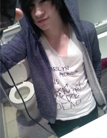 Im Dakota Gee. Im a boy in a band. I like talking to new people. Talk to me? Ill talk to you! I like tank tops and getting high. Oh I like your mom too.
