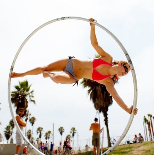 Angelica studied Cyr wheel, dance trapeze, and tissu at École Nationale de Cirque.