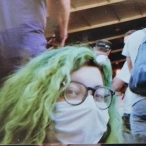 inoblivionem's profile picture. green haired digital humanist & data science student