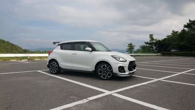 2020年4月から乗り始めました。少しずついじっている所ですがまだまだいじりたいと思っています。分からない事だらけなので教えて下さいm(__)m無言フォロー失礼します🙇イイねありがとうございます。中身は、モンスタースポーツのK200です。