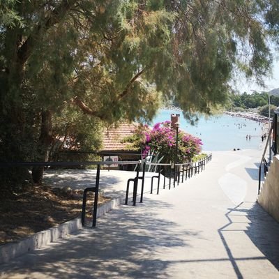 Benim En Büyük Lanetim UNUTAMAMAK. Ne İyilik Yapana Gönül Borcum Bitiyor. Nede Kötülük Edene Kırgınlığım.