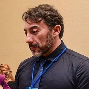 Unas veces kinesiólogo, otras docente, a veces cantante, papá todo el rato