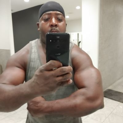 my name everette johnson aka gymrat I'm 43 218 lbs love bodybuilding workout 5 days a week sometime on weekends and me on Twitter if u would like too thanks