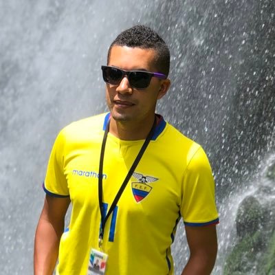 Magister en Periodismo Deportivo, Diseñador Gráfico, Community Manager, Guía Nacional de Turismo y ExFutbolista Profesional.