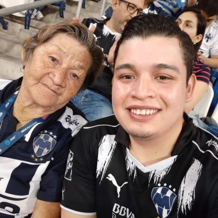 mty loko apa/ hazme fuerte jefesuazo/un peso pal ticket/ando de raymundo