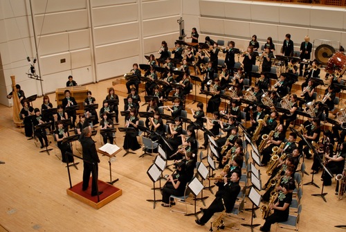 洗足学園音楽大学「グリーン・タイ ウィンド・アンサンブル（GWE）」のメンバー向け、あるいは外部向け情報や思いつきなどを伊藤康英がツイートします。伊藤の吹奏楽に関するつぶやきもこちらから。