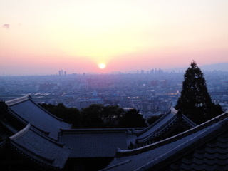 #お寺 #寺院 #東大阪 #宗教法人 往生院六萬寺/山号・岩瀧山/単立・臨済宗/本尊・阿弥陀如来様/南北朝時代後期活躍 #楠木正行 公御墓所・菩提寺/平安時代後期以来、#極楽誓願 中心地・極楽東門地 #日想観 念仏聖・安助上人/ #滝行 再興/往生院墓苑/往生院歴史館・往生院民具供養館