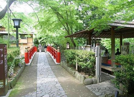 伊豆最古の温泉地・修善寺の観光情報です。
お得な宿泊プラン・空室情報・紅葉・桜などの花情報・イベント情報等更新していきます。ホームページも情報満載です。
浴衣や着物での散策が似合う温泉地らしいノスタルジックな温泉街。。射的や観光名所散策、おいしいお料理、温泉でほっこりしましょう☆