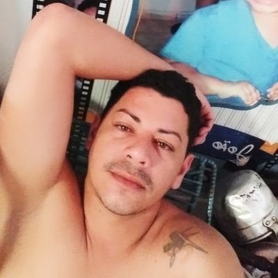 Sou alegre, divertido, culto e sociavel. Gosto de mpb, e musica eletroniga gosto de cinemae teatro. sou cabelereiro, maquiador e hairstylis