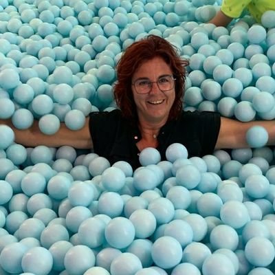 Getrouwd met Marco, moeder van Pim en Annabel. Geniet van strand en zee. Werk namens centra Carma en Debora in het Reinier de Graaf ziekenhuis.