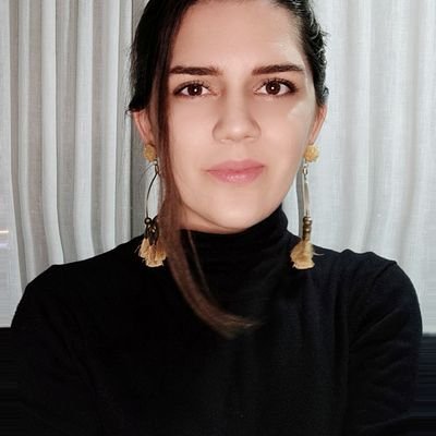'Cuiabana da safra de 1988, mãe, esposa, jornalista, fotógrafa lifestyle de famílias, algumas doses e não dispensa o bom e velho rock n' roll.'