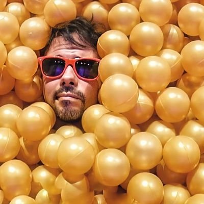 Desenhista e Ilustrador Freelancer, Roteirista, Comediante, Boardgamer, DJ e Dançarino de Rockabilly nas horas vagas