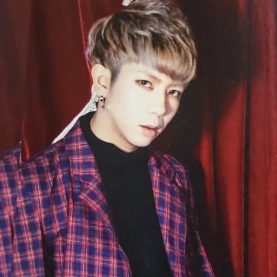 Singer,Vocalist 。Da&Vo グループ所属。AbemaTV/Mnet-GEGG出演。沖縄出身。脱サラ。理系高専生だった人。新大久保SHOWBOXにてGblaze公演中!