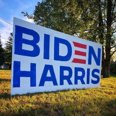 Volunteers painting ridiculously large signs - you can join us at https://t.co/hkBdYtMvDt!