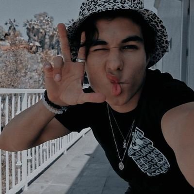 saturnskio's profile picture. #𝐋𝐲𝐫𝐢𝐜𝐬   i ℓσvє yσυ мy нαℓƒ🤍