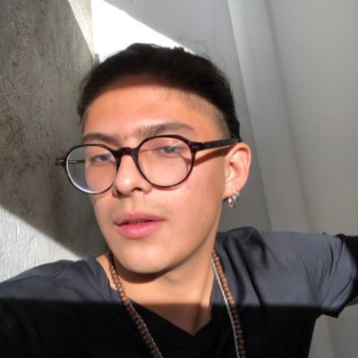 SaintttYoung's profile picture. No me encanta la moda pero sí el estilo, se trata de ser original en este mundo de seguidores.