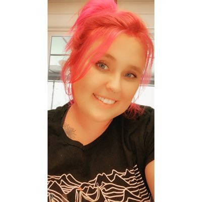 r_elizabeth320's profile picture. just your friendly neighborhood grandma stuck in a 20-somethings body.