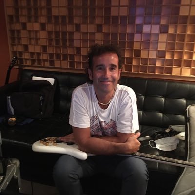 Twitter Oficial de José Luis Martín, Director Musical y Bajista del grupo español Camela. Profesor Superior de Tuba. INSTAGRAM: @joseluismartinbass