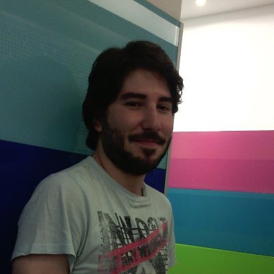 Licenciado en literatura, lector y escritor de novelas y relatos de ciencia ficción, fantasía, aventura, misterio y terror.