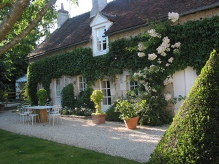 Beautiful Cottage to rent in the Loire Valley, close to the Royal City of ORLEANS (France). We love kids, pets, and gardening!