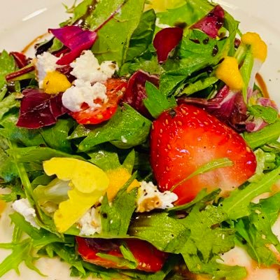 ライター。2007年、リトルプレスBonAppetitを立ち上げ執筆開始。スイーツなどのレシピ本制作や人物取材を手掛ける。野菜ソムリエ。著書に『菜の辞典』『田舎・郊外でお店はじめました。』(雷鳥社)。関連書籍に『オープンサンドレシピブック』(誠文堂新光社) 『CafeLisetteのお菓子』(エンターブレイン)など。